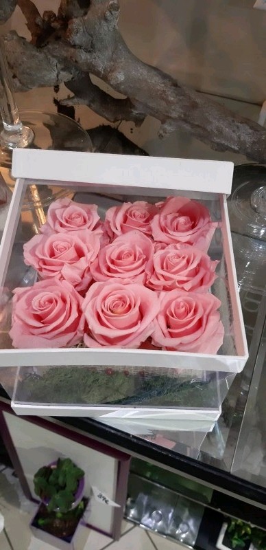 Boîte de roses éternelles comme cadeau d'anniversaire à Lyon