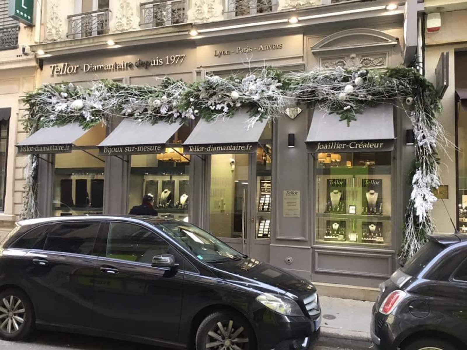 décoration de Noël pour façade de restaurant en extérieur L