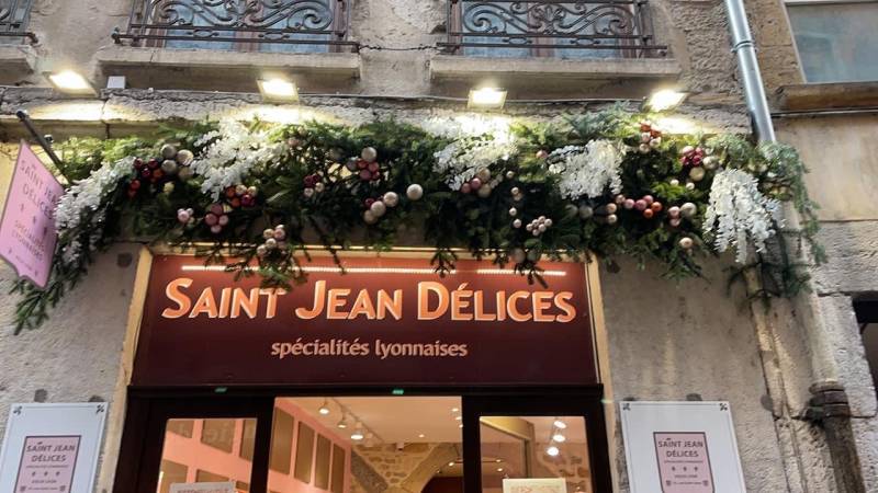 Réalisation de décoration de façade d'une chocolaterie pour Noël Lyon