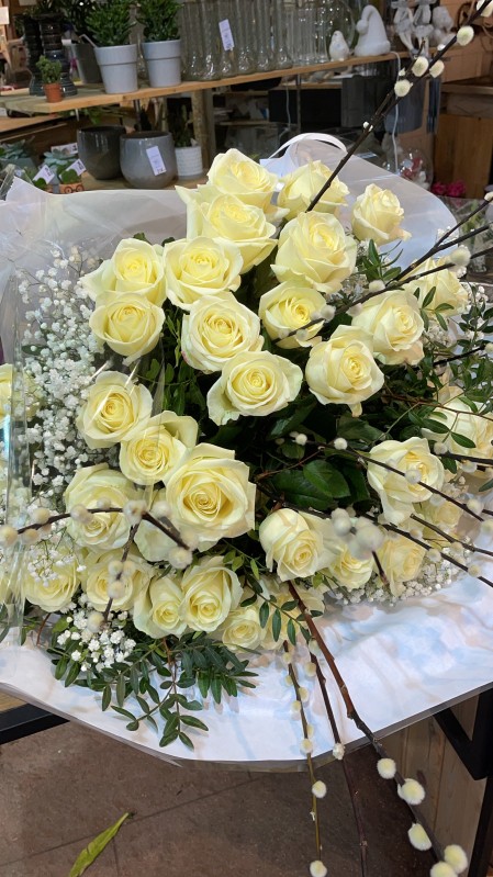 Bouquet  de grandes roses blanches a volume avec gypsophile